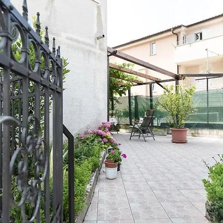 Katica With A Spacious Terrace Apartman