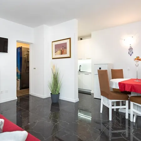 Katica With A Spacious Terrace Apartman