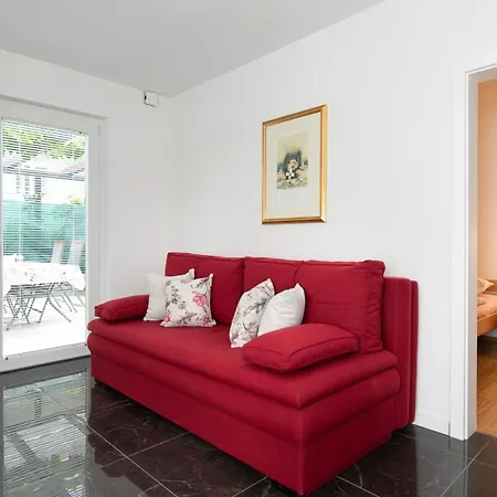 Apartman Katica With A Spacious Terrace *