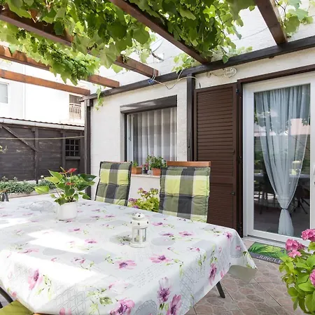 Katica With A Spacious Terrace Apartman